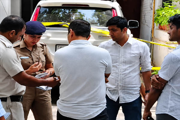 Read more about the article चंडीगढ़ में दिनदहाड़े खौफनाक वारदात, पुलिस के सामने ही वकील ने महिला को मारी गोली; वजह जानकर उड़ जाएंगे होश