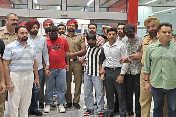 Read more about the article पंजाब पुलिस को बड़ी कामयाबी: मलेशिया से डिपोर्ट हुए बंबीहा गैंग के 3 मोस्ट वांटेड गैंगस्टर, दिल्ली एयरपोर्ट से गिरफ्तार