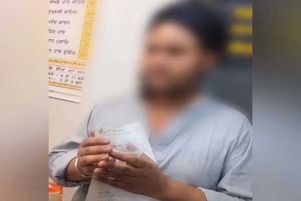 Read more about the article जालंधर के गुरुद्वारा साहिब में ग्रंथी की शर्मनाक करतूत, बैग से मिली बीड़ी-सिगरेट और अश्लील वीडियो वाली पेन ड्राइव