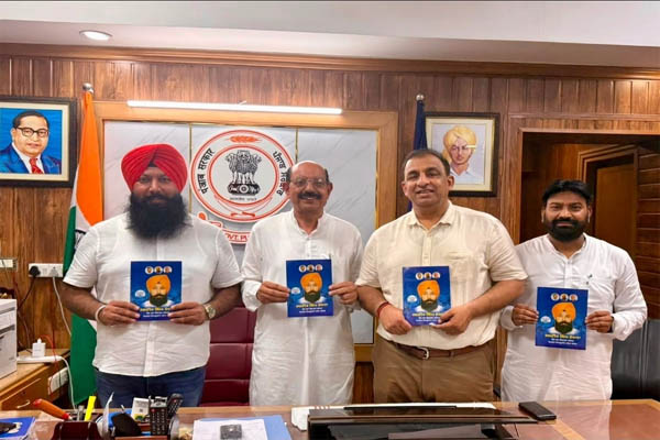 Read more about the article नितिन कोहली के शिक्षा अभियान से प्रेरित होकर इम्प्रूवमेंट ट्रस्ट के चेयरमैन रमनीक सिंह रंधावा ने भी विद्यार्थियों के लिए कॉपियां लॉन्च कीं