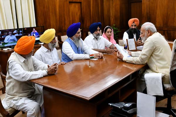 Read more about the article पंजाब चुनाव से पहले बड़ा सियासी उलटफेर, दिल्ली में अचानक PM मोदी से मिले सुखबीर बादल; BJP-अकाली दल गठबंधन की चर्चाएं तेज