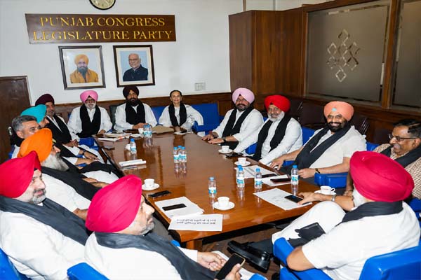 Read more about the article पंजाब कांग्रेस में बढ़ी अंदरूनी कलह, अब तीसरा गुट बना; 15 विधायकों ने राहुल गांधी से मांगा मिलने का समय