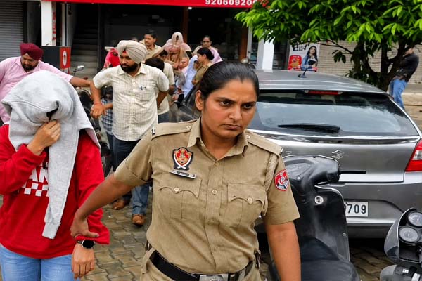 You are currently viewing जालंधर में स्पा सेंटर की आड़ में चल रहा था गंदा खेल, पुलिस की अचानक रेड से मची भगदड़; कई युवक-युवतियां हिरासत में