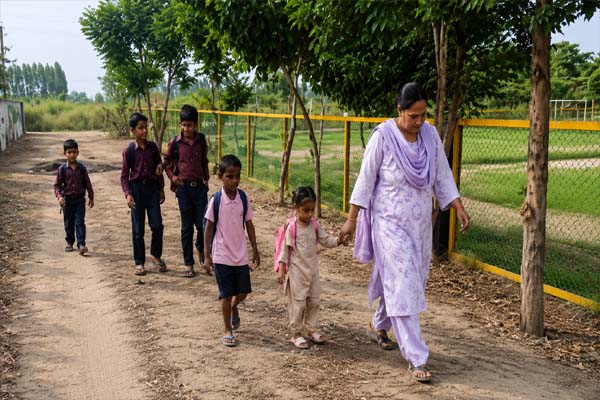 Read more about the article जालंधर में अकेले पूरा स्कूल चला रही शिक्षिका की अनोखी पहल…जब बच्चे नहीं आते, तो खुद घर जाकर स्कूल लाती हैं