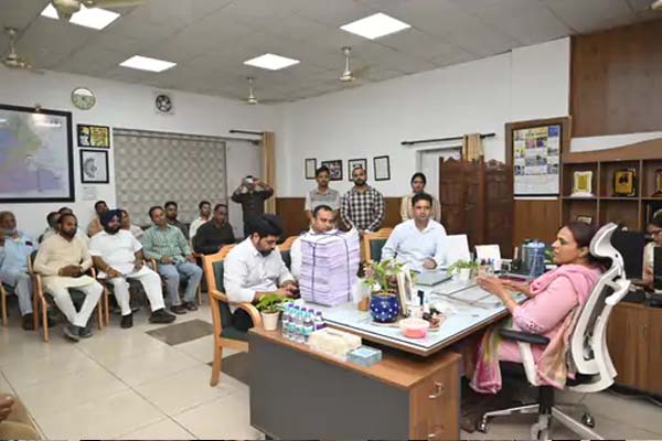 Read more about the article वोटर लिस्ट में आपका नाम है या नहीं? जालंधर में आज सभी बूथों पर होगी वोटरों की जांच, नाम जुड़वाने और सुधार का मिला बड़ा मौका