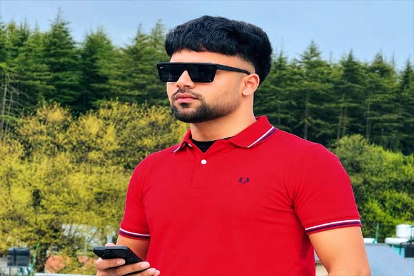 You are currently viewing सोलर लाइट लगाते समय हाई-वोल्टेज तार से टकराया खंभा, पलक झपकते ही बुझ गया घर का इकलौता चिराग