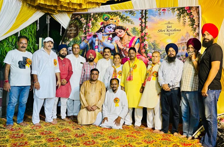 Read more about the article करोल बाग में दिखा वृंदावन जैसा नजारा, राधा-कृष्ण के रंग में रंगे श्रद्धालु; हरिनाम संकीर्तन में झूमे लोग, Morning Star Club ने सजाई ‘एक शाम कान्हा के नाम’ उमड़ी भक्तों की भीड़
