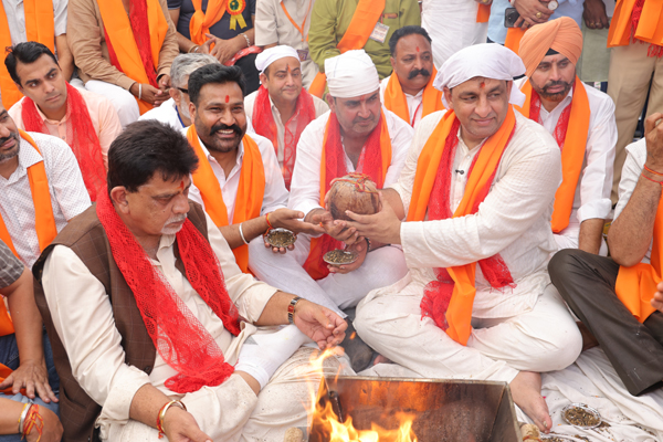 Read more about the article बाबा सोढल जी के दरबार पहुंचे मेयर विनीत धीर, हवन-यज्ञ में शामिल होकर लिया आशीर्वाद; शहर की खुशहाली के लिए की प्रार्थना- भाईचारे का दिया संदेश