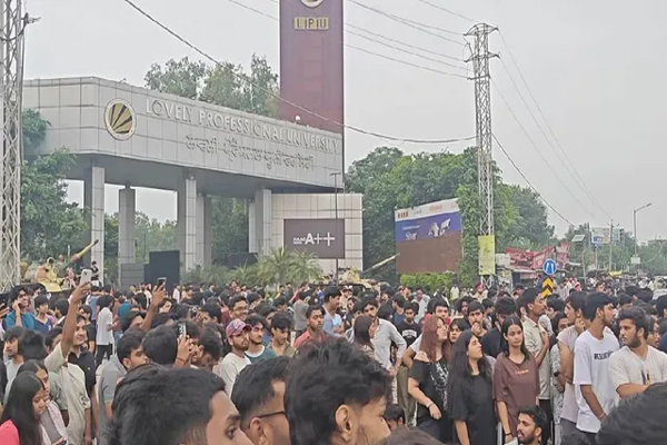 Read more about the article FIR दर्ज होने के बाद भी नहीं थमा LPU छात्रों का गुस्सा, फगवाड़ा हाईवे पर डटे रहे प्रदर्शनकारी, मीलों लंबा लगा जाम- घंटों से जाम में फंसे मुसाफिर
