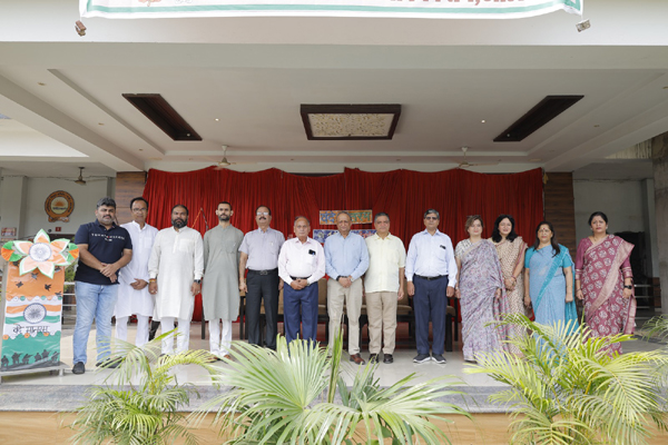 Read more about the article ‘नमामि भारतम् वंदे मातरम के 150 वर्ष पूर्ण होने पर कार्यक्रम में गूंजा वंदे मातरम् का सामूहिक स्वर