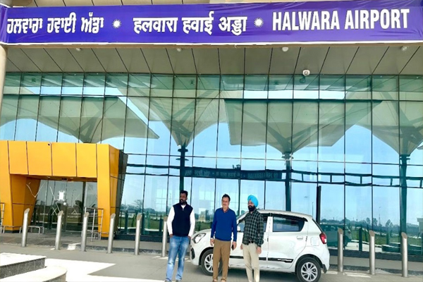 You are currently viewing हलवारा एयरपोर्ट पर 6 दिन में तीसरी बार दिल्ली की फ्लाइट रद्द, विदेश जाने वाले 102 मुसाफिर घंटों फंसे रहे; बेबस दिखे यात्री