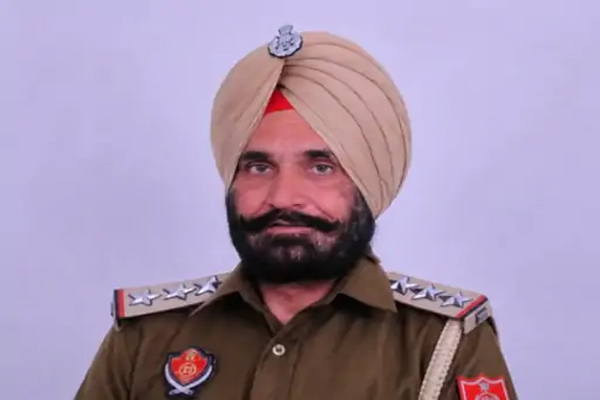 Read more about the article पंजाब में खाकी शर्मसार: काउंटर इंटेलिजेंस का इंस्पेक्टर 3.35 किलो हेरोइन और 6 पिस्तौलों समेत गिरफ्तार; पाकिस्तान कनेक्शन का शक