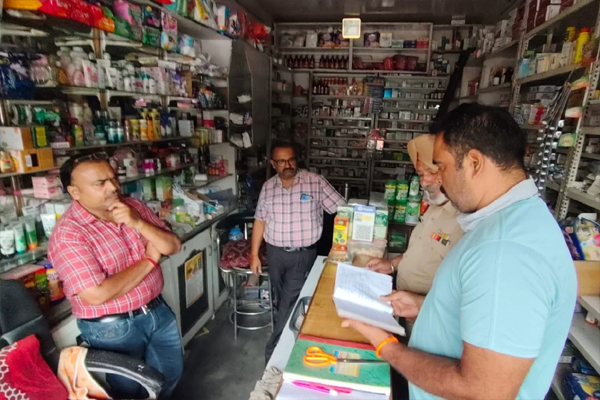 Read more about the article जालंधर में बेखौफ चोरों का तांडव, मेडिकल स्टोर का शटर उखाड़कर नकदी और इनवर्टर-बैटरी पर हाथ साफ; जांच में जुटी पुलिस