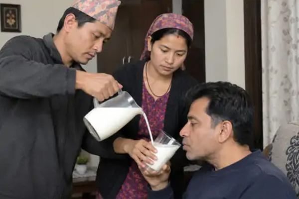 Read more about the article नौकर दंपती का खौफनाक कारनामा, दूध में नशीला पदार्थ पिलाकर मालिक को किया बेहोश; लाखों के गहने और 2.5 लाख कैश लेकर फरार