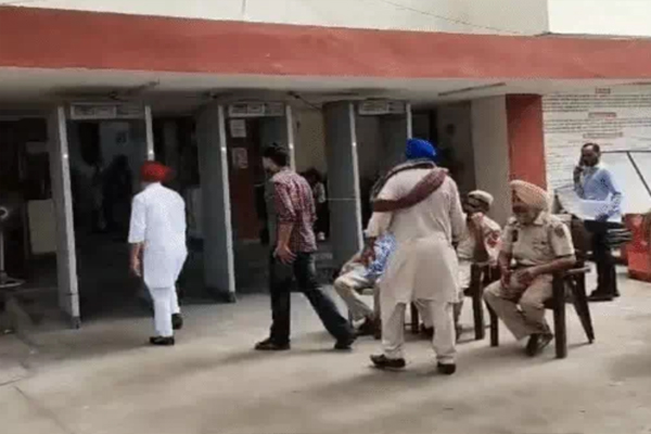 Read more about the article जालंधर कोर्ट में पुलिस को देख छत से कूदे 2 गैंगस्टर, 12 फीट ऊंचाई से छलांग लगाते ही एक का टूटा पैर; मंदिर पथराव मामले में थे वांटेड