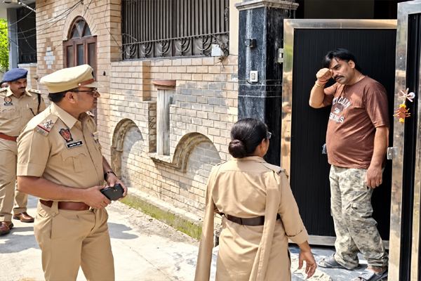 Read more about the article जालंधर में फरार नशा तस्कर के घर को बुलडोजर से तोड़ने पहुंची पुलिस, नींद से जागकर आंख मलते हुए नशा तस्कर ने खोला घर का दरवाजा तो सामने ACP और SHO को देखकर उड़ें होश,और फिर…