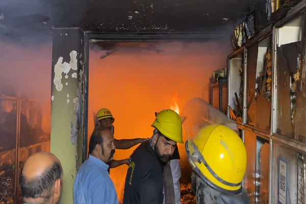 You are currently viewing जालंधर में लंबा पिंड चौक के पास बिस्कुट-नमकीन फैक्ट्री में लगी भीषण आग, ऊपर सो रहे परिवार में मची भगदड़; लाखों का माल जलकर राख