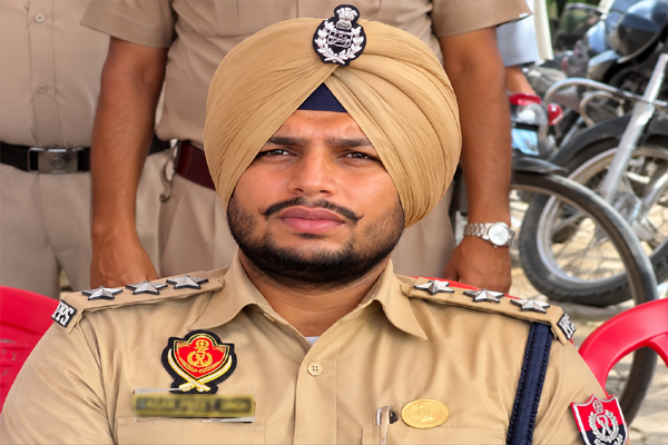 Read more about the article पंजाब पुलिस का ‘फर्जी DSP’ महिला से रेप केस में गिरफ्तार, खाकी वर्दी पहन झांसा देकर किया था दुष्कर्म, कोर्ट ने घोषित किया था भगोड़ा