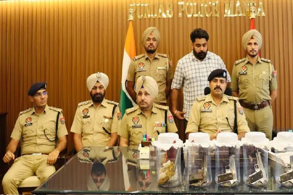 Read more about the article अर्श डल्ला गैंग के 2 गुर्गे हथियारों समेत गिरफ्तार, पंजाब पुलिस ने बरामद कीं 5 पिस्टल, मध्य प्रदेश से लाए थे अवैध असला