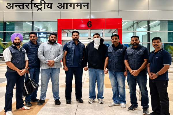 You are currently viewing अमेरिका में अनमोल बिश्नोई को दी थी पनाह, कनाडा से डिपोर्ट होते ही दिल्ली एयरपोर्ट पर दबोचा गया लॉरेंस का करीबी करमवीर