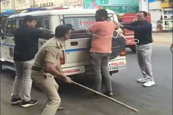 Read more about the article VIDEO: लिव-इन पार्टनर की हत्या के आरोपी को पुलिस ने सरेआम रस्सी से बांधकर पीटा, सड़क पर घसीटा और जमकर बरसाई लाठियां; इंस्पेक्टर बोले- छवि बचाने के लिए जरूरी था