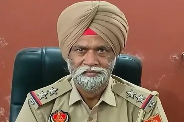 You are currently viewing जालंधर में पुलिस नाका देख i20 कार छोड़ भागा शराब तस्कर, गाड़ी से 11 पेटियां अवैध शराब बरामद; आरोपी की तलाश में ताबड़तोड़ छापे