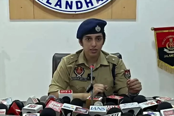Read more about the article जालंधर पुलिस का सख्त फरमान, बिना HSRP वाले वाहनों को नहीं मिलेगा पेट्रोल-डीजल; रेस्टोरेंट और कैफे में हथियार ले जाने पर मुकम्मल पाबंदी