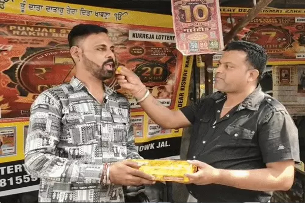 Read more about the article जालंधर के लॉटरी विक्रेता की रातों-रात चमकी किस्मत, 45 साल से दूसरों को बना रहे थे अमीर, नहीं बिका टिकट तो खुद जेब में रखा; बन गए लखपति