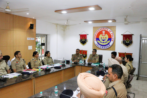 You are currently viewing जालंधर में कमिश्नर ऑफ पुलिस की क्राइम रिव्यू मीटिंग, स्नैचिंग-नशा तस्करी और ट्रैफिक नियमों के उल्लंघन पर सख्त एक्शन के निर्देश