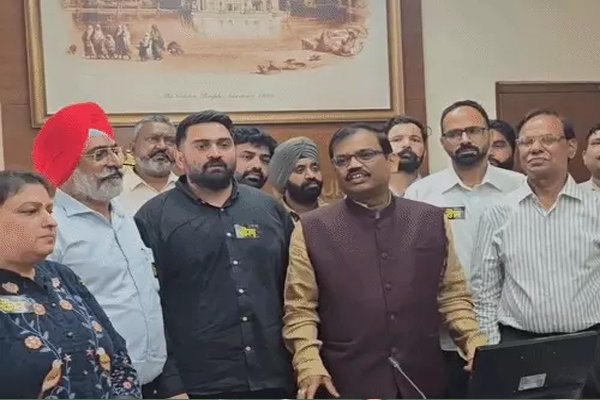 Read more about the article पंजाब में सरकारी कर्मचारियों की हड़ताल खत्म, मान सरकार ने वापस लिया शोकॉज नोटिस, जल्द होगी CM से बैठक
