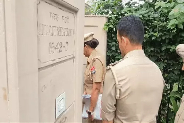 Read more about the article रेप केस में घिरे पूर्व SGPC सदस्य अमरजीत चावला के घर पंजाब पुलिस का छापा, सुबह-सवेरे गाड़ियों के काफिले संग पहुंची टीम; पत्नी से पूछताछ जारी