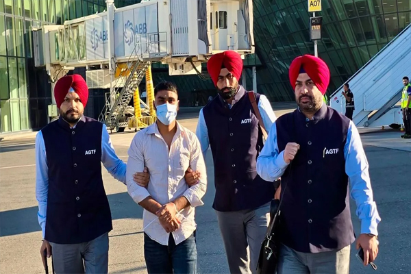 You are currently viewing यूरोप से पहली बार गैंगस्टर का प्रत्यर्पण, जग्गू भगवानपुरिया गैंग का मुख्य शूटर अमृत दलम मोल्दोवा से लाया गया पंजाब