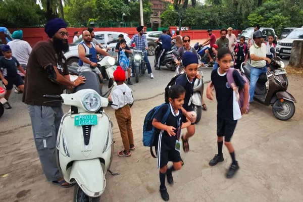 Read more about the article पंजाब के इस जिले में स्कूल बस ऑपरेटरों की हड़ताल: 25 हजार छात्र परेशान, सड़कों पर उतरे अभिभावक; जाम से जूझा शहर