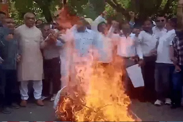 Read more about the article झोटा मर्डर केस पर गरमाई सियासत: जालंधर DC ऑफिस के बाहर BJP का हल्ला बोल, CM मान का पुतला फूंका; राज्यपाल से दखल की मांग