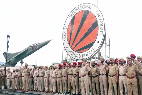 Read more about the article LPU हिंसा मामले में पंजाब सरकार को HC की कड़ी फटकार, फर्जी पोस्ट फैलाने वाली छात्रा से पूछताछ पर उठाए सवाल; सीलबंद लिफाफे में नहीं मिला बयान