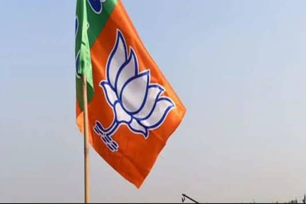 You are currently viewing पंजाब में बड़ा सियासी भूचाल, गुरदासपुर के 46 सरपंच और AAP के 5 बड़े नेता BJP में शामिल, बठिंडा में भी लगा तगड़ा झटका
