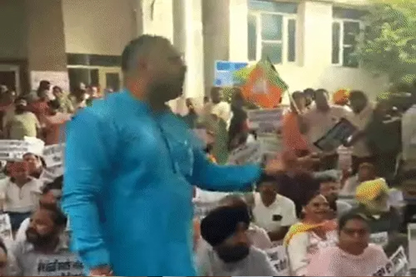 Read more about the article जालंधर नगर निगम पर BJP का हल्ला बोल, भ्रष्टाचार और ‘चिट्टे’ की खुलेआम बिक्री के खिलाफ जोरदार घेराव, दी उग्र आंदोलन की चेतावनी