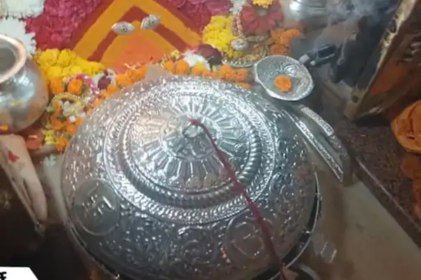 Read more about the article जालंधर के परिवार ने माता चिंतपूर्णी में अर्पित किया 1.490 किलो का चांदी का छत्र, सुख-समृद्धि की मांगी दुआ
