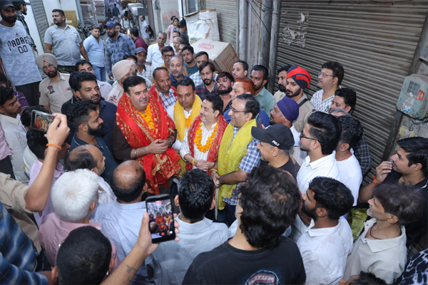 Read more about the article जालंधर नॉर्थ के इस इलाके में खत्म होगी जलभराव और गंदगी की टेंशन, 4 दशक पुरानी समस्या पर मेयर वनीत धीर ने दिया तोहफा