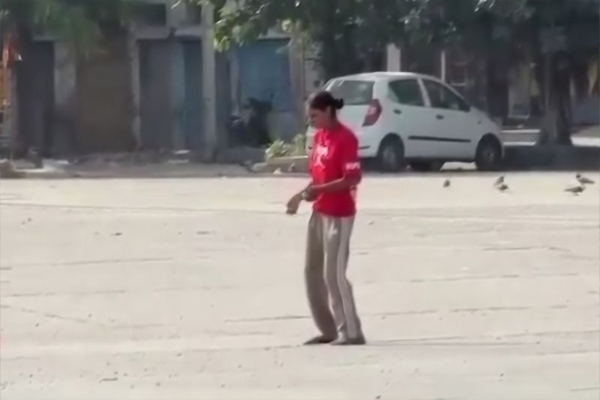 You are currently viewing अनाज मंडी में नशे में लड़खड़ाती बेसुध मिली युवती, VIDEO वायरल होते ही मचा हड़ंकप; सियासत गरमाई