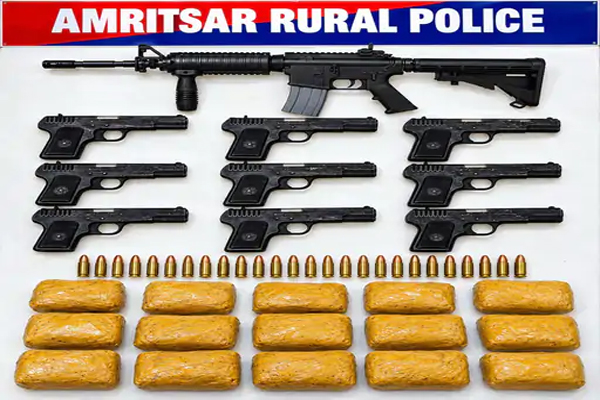 Read more about the article पंजाब में अंतरराष्ट्रीय तस्करी नेटवर्क का भंडाफोड़, M-16 राइफल, 9 पिस्तौल और 15 किलो अफीम के साथ 4 गिरफ्तार; विदेशी हैंडलर्स से जुड़े तार