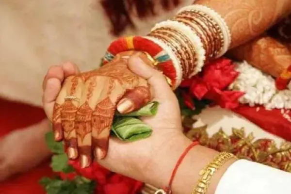 Read more about the article फर्जी शादी कर कनाडा जाने वालों पर IRCC का कड़ा चाबुक, 5 साल का एंट्री बैन; स्पॉन्सर पर दर्ज होगा क्रिमिनल केस