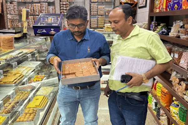 Read more about the article जालंधर में त्योहारों से पहले फूड सेफ्टी विंग का बड़ा एक्शन, दशहरा पर बिकने जा रहा 50 किलो खराब पेठा कराया नष्ट; कई दुकानों पर छापेमारी