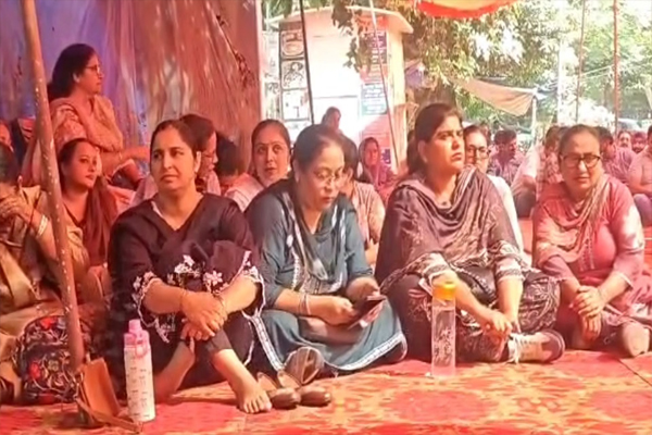 Read more about the article पंजाब में सरकारी कर्मचारियों का फूटा गुस्सा: CM मान से बैठक न होने पर दो दिन मास कैजुअल लीव; चक्का जाम की चेतावनी