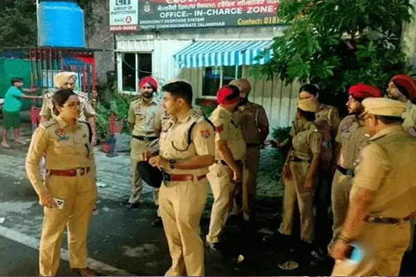 Read more about the article जालंधर में खुले में जाम छलकाने वालों पर पुलिस का कड़ा प्रहार, महिलाओं ने की थी शिकायत; रेहड़ियों पर गिलास देने वालों समेत 10 राउंड अप
