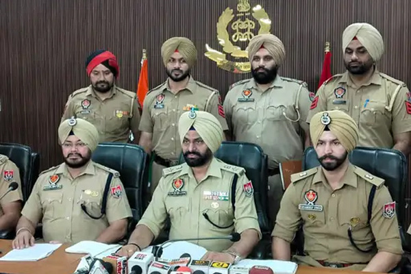 Read more about the article पंजाब पुलिस का दोहरा प्रहार: विदेश में बैठे गैंगस्टर का हैंडलर पिस्तौल समेत गिरफ्तार, BSF संग पाक ड्रोन से आई हेरोइन व अफीम की खेप पकड़ी