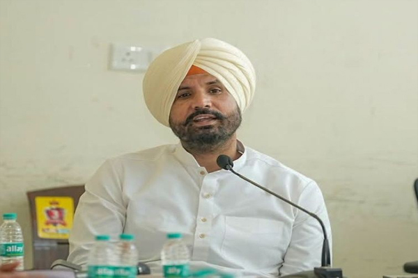 Read more about the article राजा वड़िंग ने पंजाब कांग्रेस अध्यक्ष पद से दिया इस्तीफा, राहुल गांधी के फोन के बाद विजयइंदर सिंगला की ताजपोशी की तैयारी