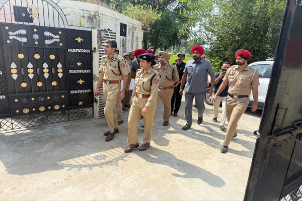 Read more about the article जालंधर पुलिस का नशे के खात्मे के लिए बड़ा एक्शन, ‘हॉटस्पॉट’ गांवों में खुद पहुंचे पुलिस कमिश्नर सतिंदर सिंह, संदिग्ध ठिकानों पर ताबड़तोड़ छापेमारी