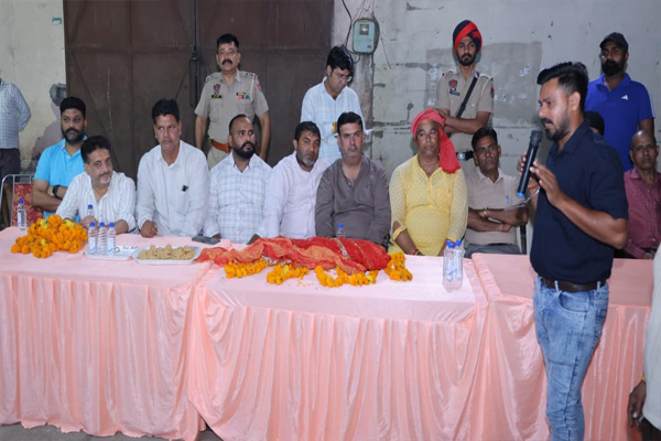 Read more about the article वार्ड 79 में लोक मिलनी कार्यक्रम, लोगों ने रखीं समस्याएं, मेयर विनीत धीर ने जल्द समाधान का दिया भरोसा: सुशील तिवारी