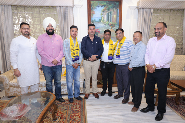 Read more about the article जालंधर नॉर्थ में कांग्रेस को लगा बड़ा झटका, माइक खोसला के भाई राज और भतीजे देवन AAP में शामिल